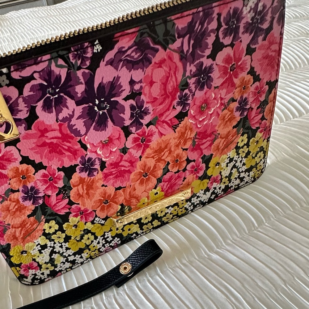 🔥 Betsey Johnson Zip Floral Wristlet